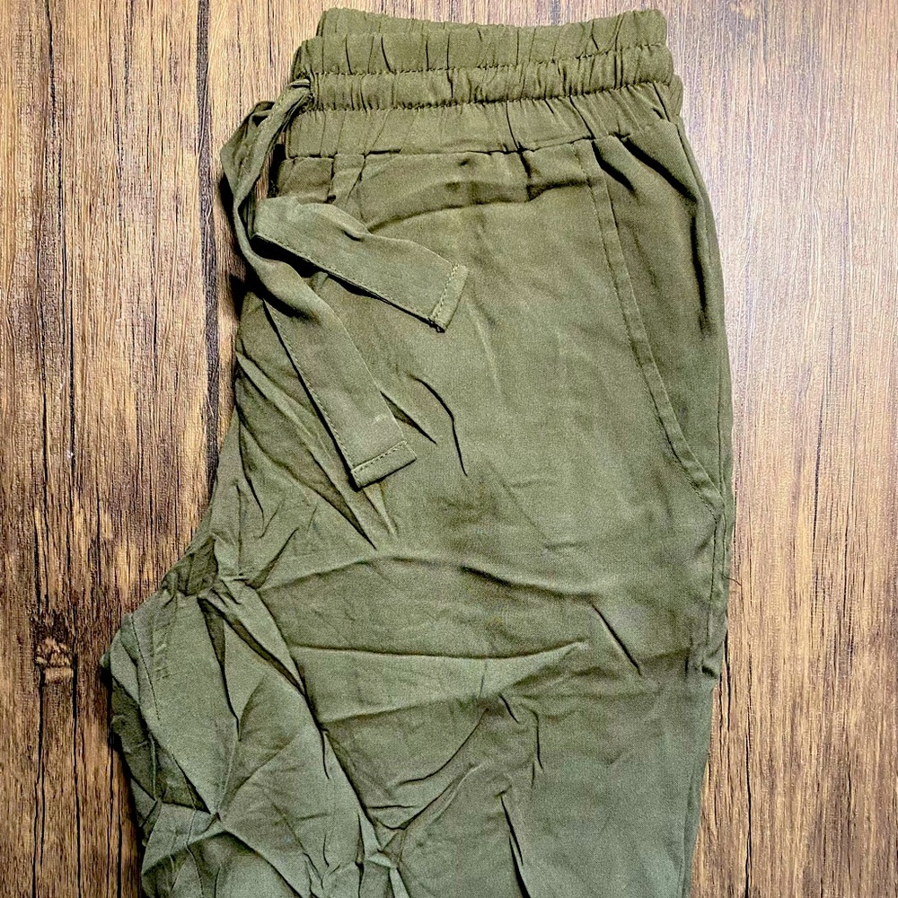 High-waisted pants